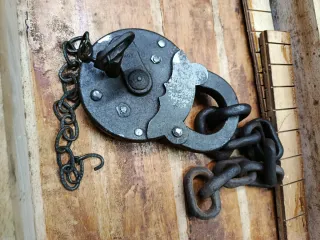 Candado grande antiguo con cadena