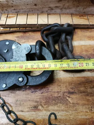 Candado grande antiguo con cadena