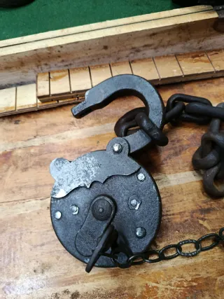 Candado grande antiguo con cadena