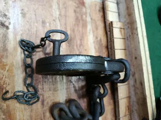 Candado grande antiguo con cadena