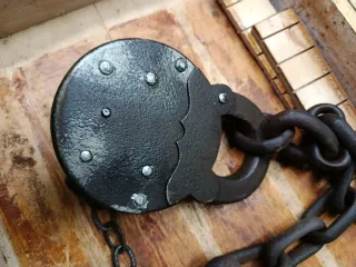 Candado grande antiguo con cadena