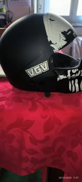 Capacete de mota com design caveira