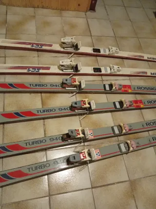 Esquís y bastones vintage Rossignol y Fischer