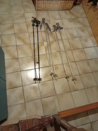 Esquís y bastones vintage Rossignol y Fischer