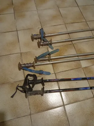 Esquís y bastones vintage Rossignol y Fischer