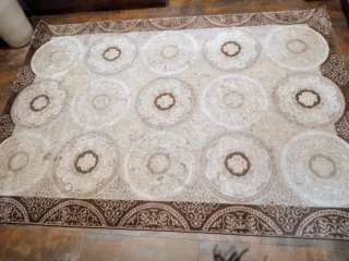 Alfombra de salón beige y marrón