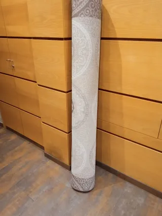 Alfombra de salón beige y marrón