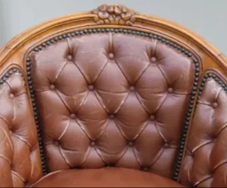 Sillón de cuero y madera