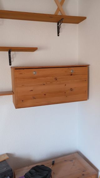 Mueble de comedor de madera.
