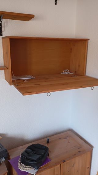 Mueble de comedor de madera.