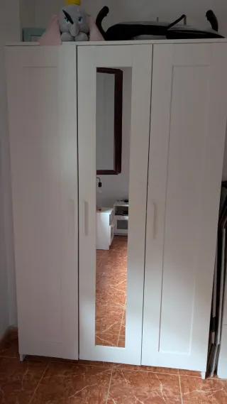 Armario blanco de madera