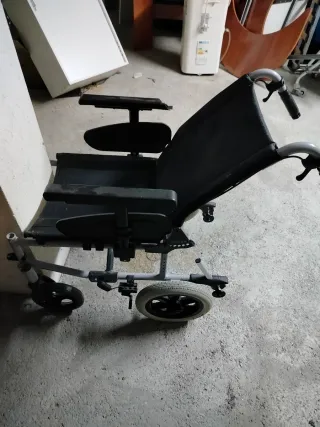 Silla de ruedas reclinable en buen estado.