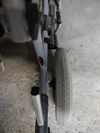 Silla de ruedas reclinable en buen estado.