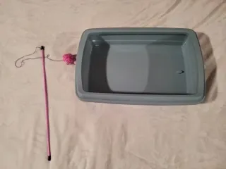 LOTE PARA GATO – ARENERO + TRANSPORTÍN + JUGUETE