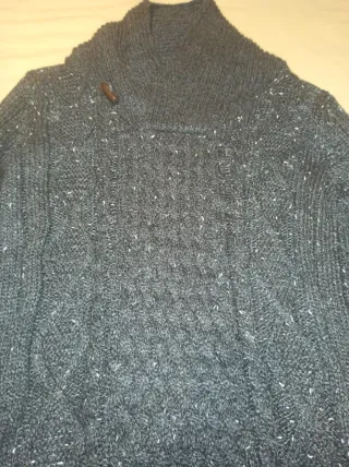 Jersey grueso gris oscuro con motas blancas