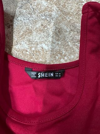 Top deportivo rojo con corte