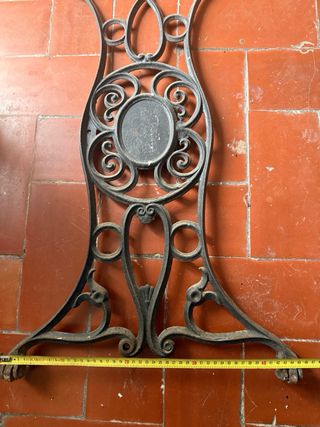 Pie de máquina de coser antigua