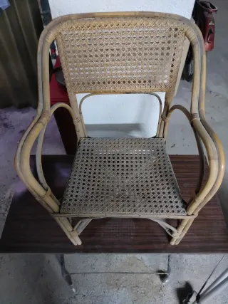 Silla infantil antigua de mimbre