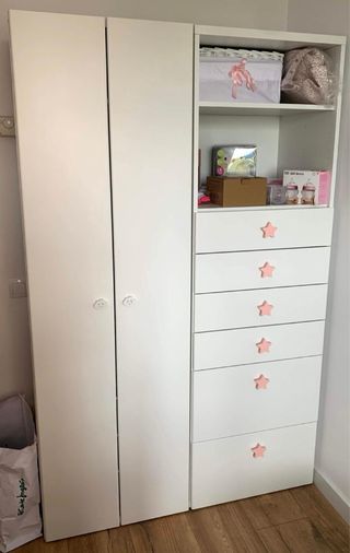 Armario blanco con tiradores infantiles