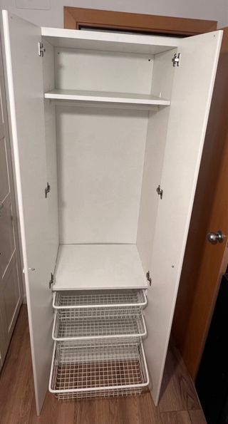 Armario blanco con tiradores infantiles