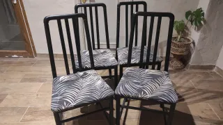 Juego de 4 sillas negras tapizadas