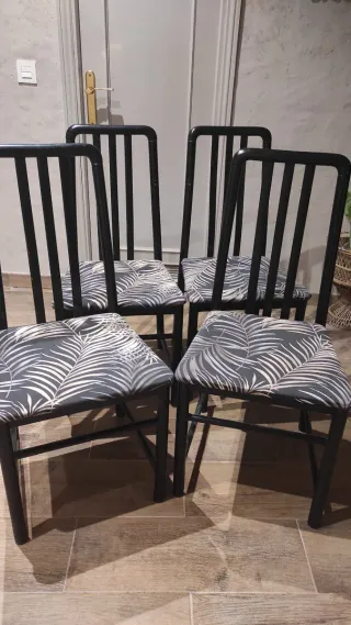 Juego de 4 sillas negras tapizadas