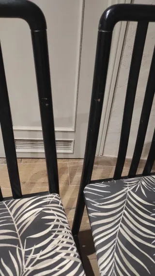 Juego de 4 sillas negras tapizadas