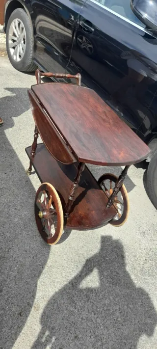 Camarera antigua de madera