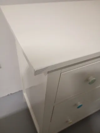 Cómoda blanca con tiradores de colores