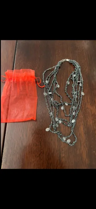 Collana multistrato con ciondoli