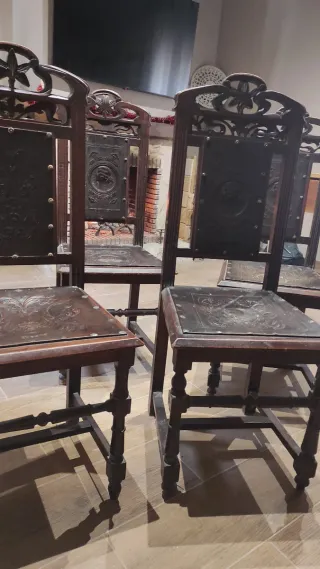 Juego de 4 sillas antiguas de madera