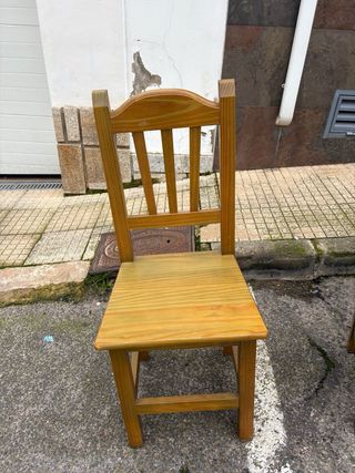 2 Sillas de Madera Barnizadas