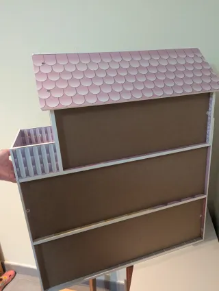 Casa de muñecas de madera.