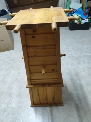 Mueble de madera antiguo puede servir de paragüero