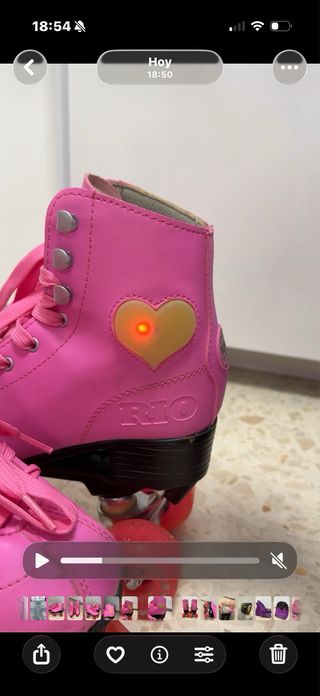 Patines 4 ruedas Rosas Corazón brilla al pulsar.
