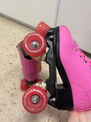 Patines 4 ruedas Rosas Corazón brilla al pulsar.