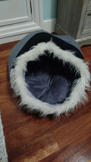 Cueva para mascotas gris y negra