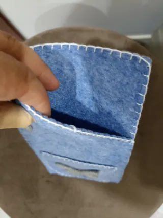 Porta documenti in feltro con farfalla.