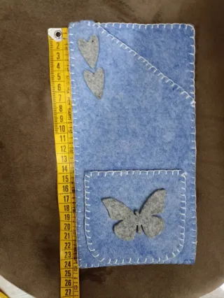 Porta documenti in feltro con farfalla.