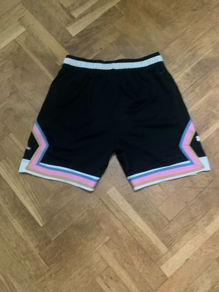 Pantalones Jordan negros con detalles