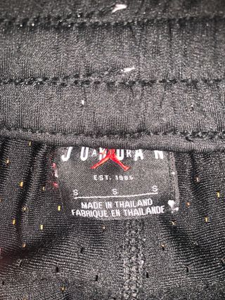 Pantalones Jordan negros con detalles