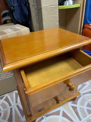 Mesita de noche de pino con 3 cajones