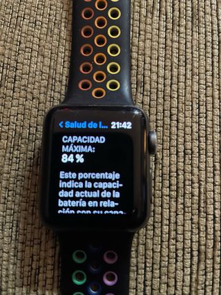 Apple Watch Series 3 con cable y correa colores.