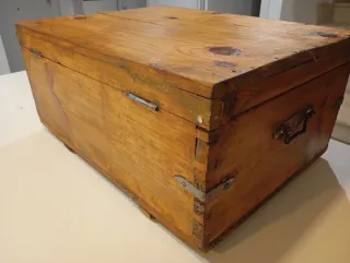 Caja de madera antigua de taller