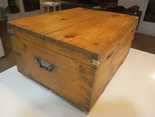 Caja de madera antigua de taller