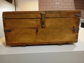 Caja de madera antigua de taller