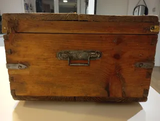 Caja de madera antigua de taller