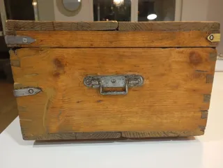 Caja de madera antigua de taller