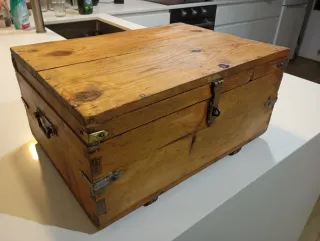 Caja de madera antigua de taller