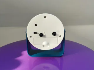 Reloj despertador azulón con pie